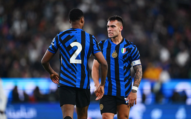 在与新西兰女足的友谊赛中，克尔受邀在一位球迷的孕肚上签名（友谊赛对阵新西兰女足，克尔受邀为球迷孕肚签名）