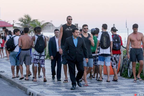 五星吐槽中足联颁奖会：简陋敷衍，还不如有些公司的年会现场（中足联颁奖礼遭五颗星差评：寒酸敷衍，比不过不少公司的年会）