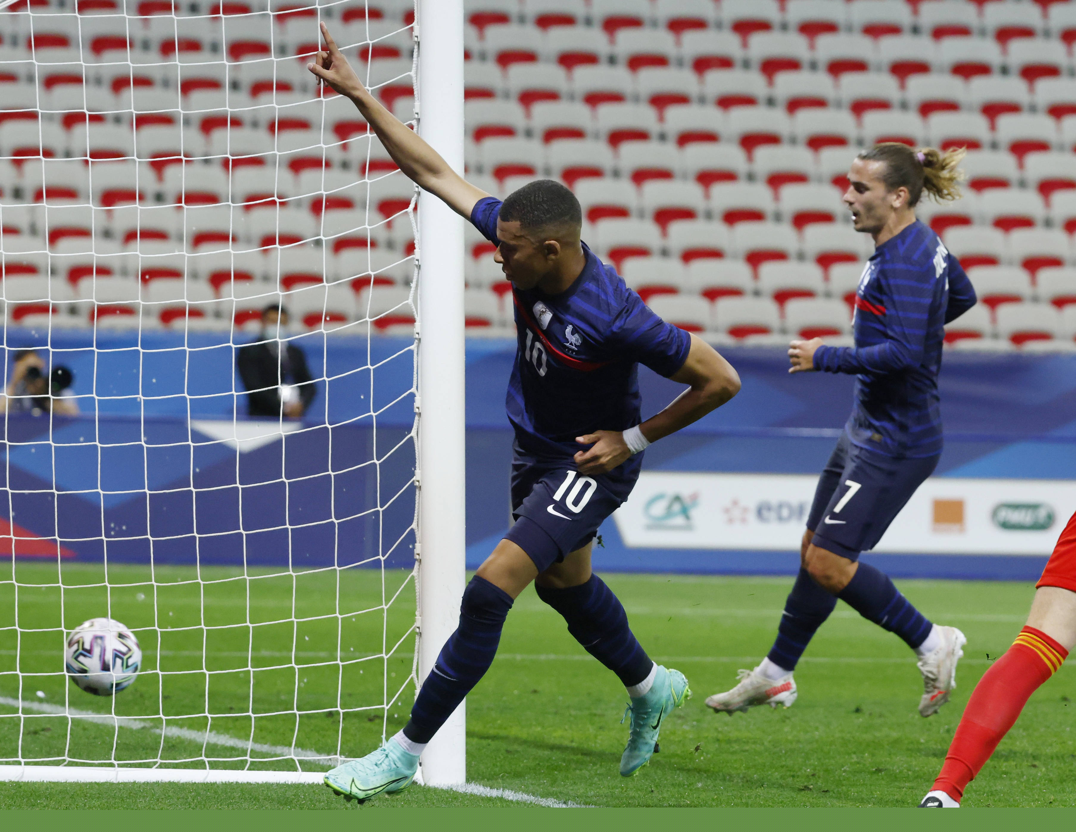 哈兰德自英超首秀以来13次中框，同期仅次于努涅斯和B费（英超处子秀至今，哈兰德已13次击中门框，仅落后努涅斯与B费）