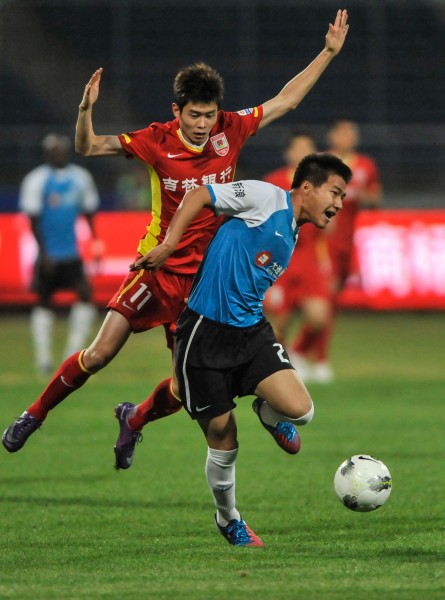 队报：利物浦中场莫顿加盟里昂转会费为1000万+500万欧（队报：里昂签下利物浦中场莫顿，转会费1000万欧+500万欧浮动条款）