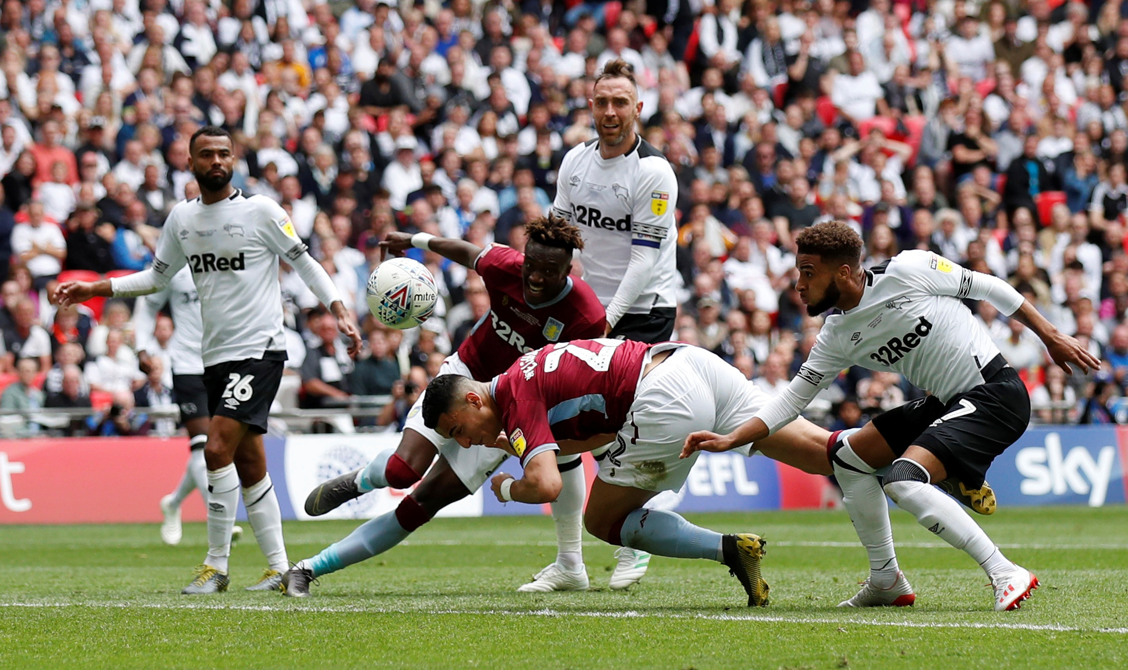 山东泰山达成中国顶级联赛总积分1500分里程碑，为中超首队（山东泰山破中国顶级联赛1500分大关，率先成为中超首队）